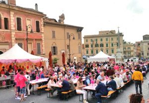 Tarquinia - La cena in rosa dell'Andos a piazza Matteotti