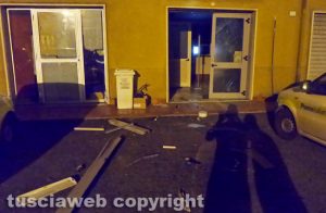 Vejano - Bancomat delle poste sradicato e trscinato via con un furgone