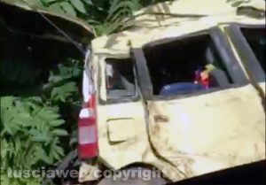 Tarquinia - Fuori strada con l'auto, ragazza in ospedale