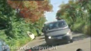 Tarquinia - Fuori strada con l'auto, ragazza in ospedale