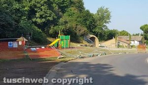 Viterbo - Valle Faul - Distrutta la recinzione del parco giochi