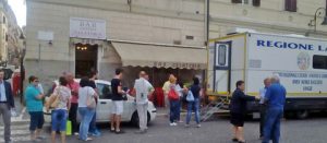 Tarquinia - Donatori in fila davanti all'autoemoteca