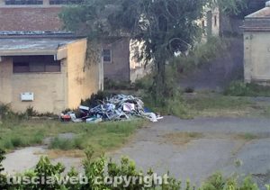 Viterbo - Cumuli di rifiuti negli ex magazzini generali