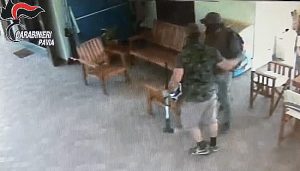 Travestiti da carabinieri rapinano e truffano