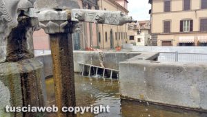 Viterbo - Scala buttata dentro fontana Grande
