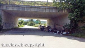 Viterbo - Ancora rifiuti in strada Castiglione