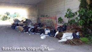 Viterbo - Ancora rifiuti in strada Castiglione
