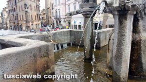 Viterbo - Scala buttata dentro fontana Grande