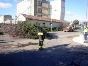 Vigili del fuoco e protezione civile in azione