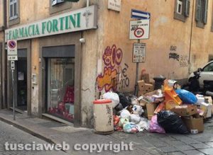 Viterbo - Via delle Piagge - La fontanella sommersa dai rifiuti