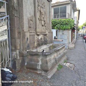 Viterbo - Fontana di piazzale Gramsci ridotta a discarica