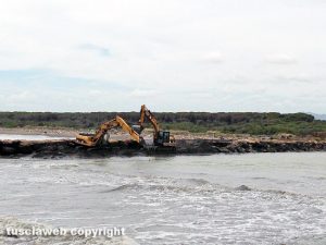 Montalto - Operazioni per togliere la sabbia dalla foce del fiume Fiora