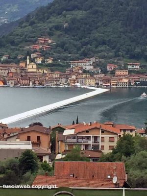 Passerella sul lago d'Iseo