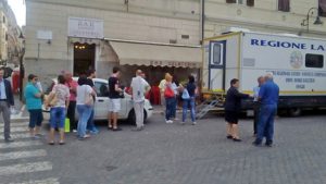 Tarquinia - Donatori in fila davanti all'autoemoteca 