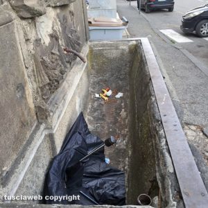 Viterbo - Fontana di piazzale Gramsci ridotta a discarica