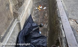 Viterbo - Fontana di piazzale Gramsci ridotta a discarica