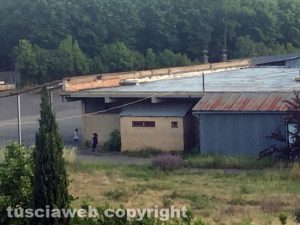 Viterbo - Cumuli di rifiuti negli ex magazzini generali