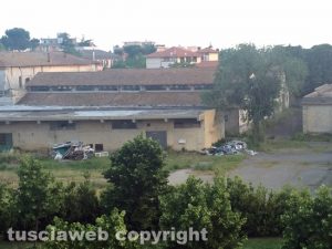 Viterbo - Cumuli di rifiuti negli ex magazzini generali