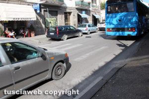 Viterbo - Via della Palazzina - Le strisce pedonali stanno scomparendo