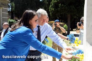 Luisa Ciambella e Leonardo Michelini depongono fiori sulla tomba del milite ignoto
