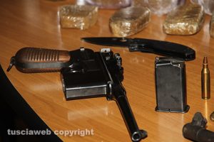 Bassano Romano - La pistola Mauser - Luger sequestrata dai carabinieri 