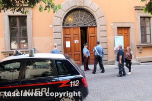 Viterbo - Caffeina Polis - La scorta di Magdi Allam fuori palazzo Gentili