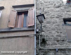 Viterbo - Lanterna rotta in via San Lorenzo