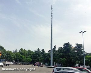 Viterbo - Il palo di telefonia mobile davanti alla piscina comunale