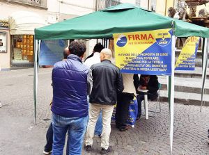 Viterbo - La raccolta firme sulla legittima difesa
