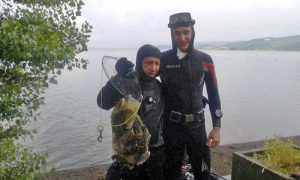 Montefiascone - I sub mostrano i rifiuti raccolti sul fondale
