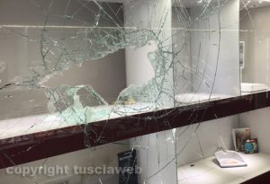 Ronciglione - Furto alla gioielleria Petrucci, la vetrina spaccata