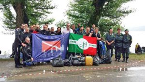 Montefiascone - i volontari al termine della pulizia del lago Montefiascone - i volontari al termine della pulizia del lago 