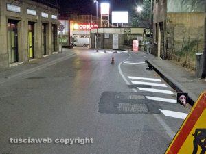 Viterbo - La segnaletica in via Garbini per i cassonetti che però non ci sono più