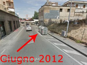 La segnaletica in via Garbini nel 2012 quando c'erano i cassonetti 