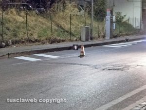 Viterbo - La segnaletica in via Garbini per i cassonetti che però non ci sono più