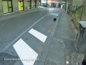 Viterbo - La segnaletica in via Garbini per i cassonetti che però non ci sono più