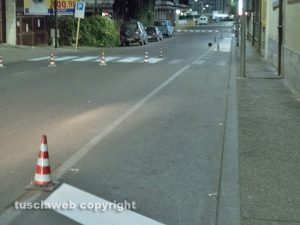 Viterbo - La segnaletica in via Garbini per i cassonetti che però non ci sono più