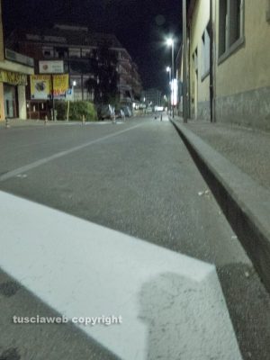 Viterbo - La segnaletica in via Garbini per i cassonetti che però non ci sono più