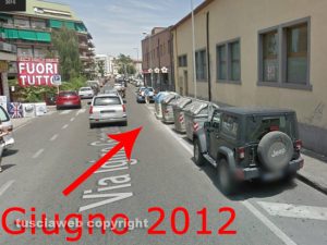 La segnaletica in via Garbini nel 2012 quando c'erano i cassonetti 