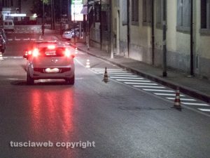 Viterbo - La segnaletica in via Garbini per i cassonetti che però non ci sono più