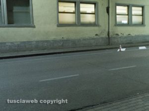 Viterbo - La segnaletica in via Garbini per i cassonetti che però non ci sono più