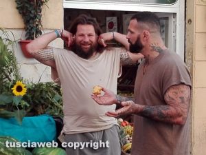 Martin Castrogiovanni e Alessio Sacara in giro per Viterbo con la troupe di Dmax