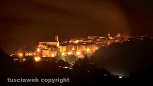 Panoramica di Piansano di notte