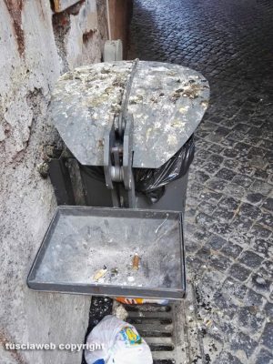 Viterbo - Cestino sporco a Corso Italia