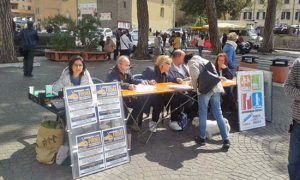 Il banchetto per la raccolta di firme per i referendum 