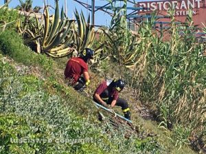 Civitavecchia - L'intervento dei vigili del fuoco per il cancello pericolante