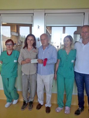 La consegna dei fondi all'associazione Aiutiamo i bambini di Belcolle