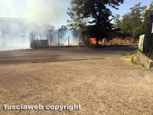 Viterbo - Casa cantoniera in fiamme, chiusa la Cassia nord