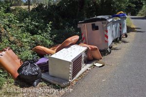 Viterbo - Cumuli di rifiuti lungo strada Case Rosse