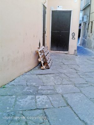 Viterbo - Bancali “parcheggiati” in via dell'Archetto